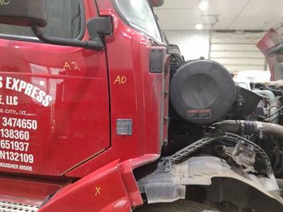 Volvo VNL Right Cowl