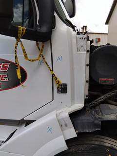 Volvo VNL Right Cowl