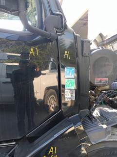 Volvo VNL Right Cowl