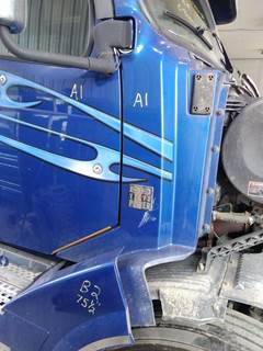 Volvo VNL Right Cowl