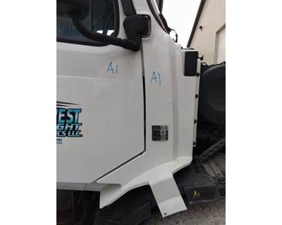 Volvo VNL Right Cowl