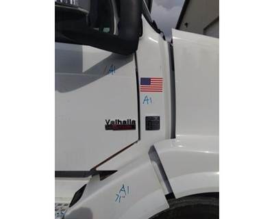 Volvo VNL Right Cowl