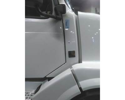 Volvo VNL Right Cowl