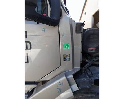 Volvo VNL Right Cowl