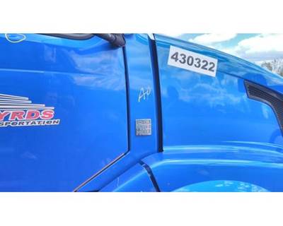 Volvo VNL Right Cowl