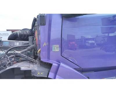 Volvo VNL Left Cowl