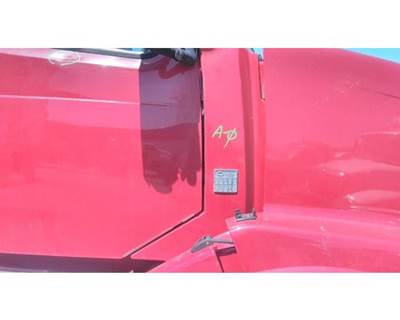 Volvo VNL Right Cowl