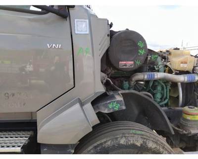 Volvo VNL Right Cowl