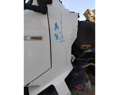 Volvo VNL Right Cowl