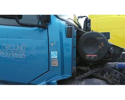 Volvo VNL Right Cowl