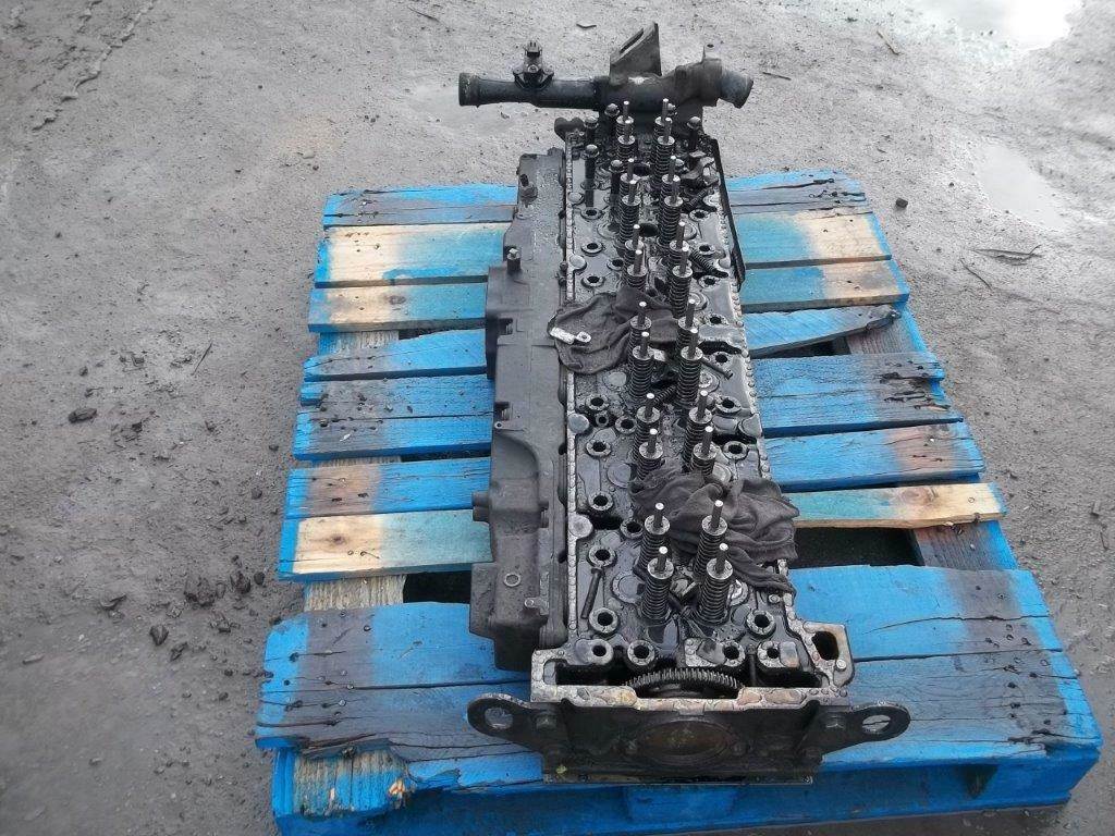 2011 Detroit DD15 Cylinder Head for a Freightliner COLUMBIA 120 For