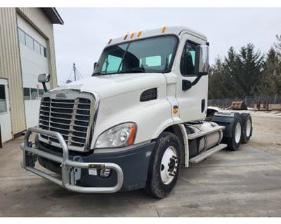 Freightliner Cascadia 113 Day Cab Truck