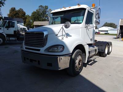 Freightliner Columbia 120 Day Cab Truck