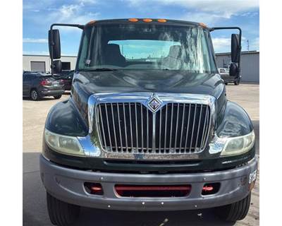 International 4400 Day Cab Truck