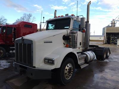 Kenworth T800B Day Cab Truck