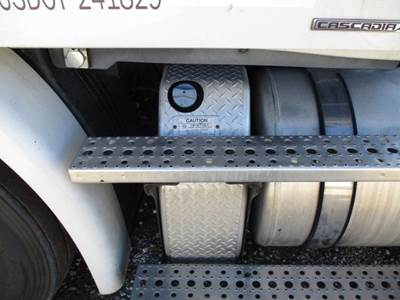 Freightliner Cascadia 113 DEF Tank
