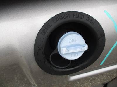 Peterbilt 587 DEF Tank