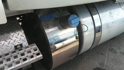 Volvo VNL Left DEF Tank