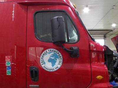 Freightliner Right Front Door Assembly for a Freightliner CASCADIA 2008-2018