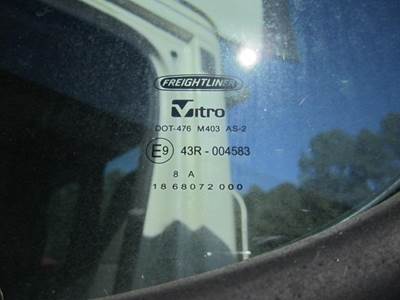 Freightliner Cascadia 116 Left Front Door Glass