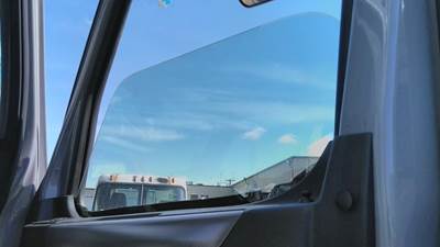 Freightliner Cascadia 116 Right Front Door Glass