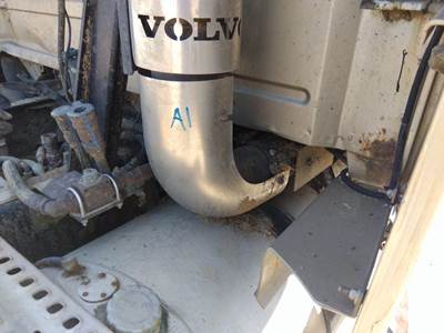 Volvo VNL Right Exhaust Pipe