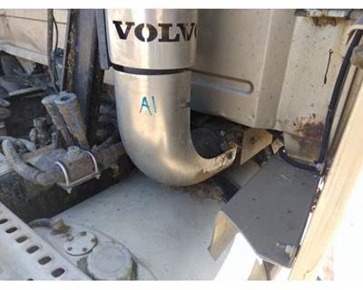 Volvo VNL Right Exhaust Pipe