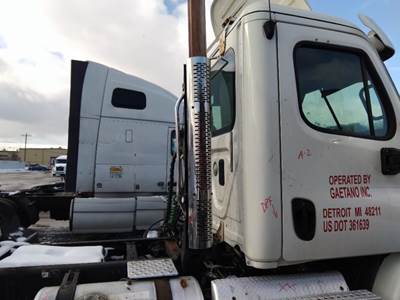 Freightliner Cascadia 113 Right Exhaust Stack