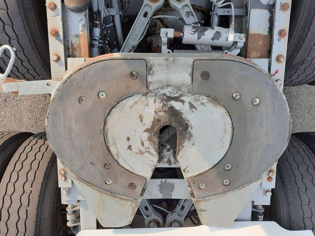 2015 Jost AIR SLIDE Fifth Wheel for a Kenworth T680 For Sale Spokane