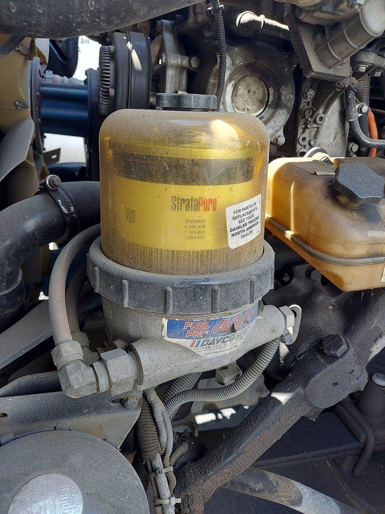 2015 Detroit DD15 Fuel / Water Separator for a Freightliner CASCADIA
