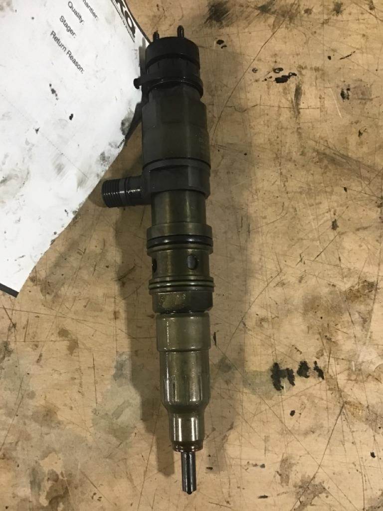 2014 Detroit DD15 Fuel Injector for a Freightliner CASCADIA 125 For