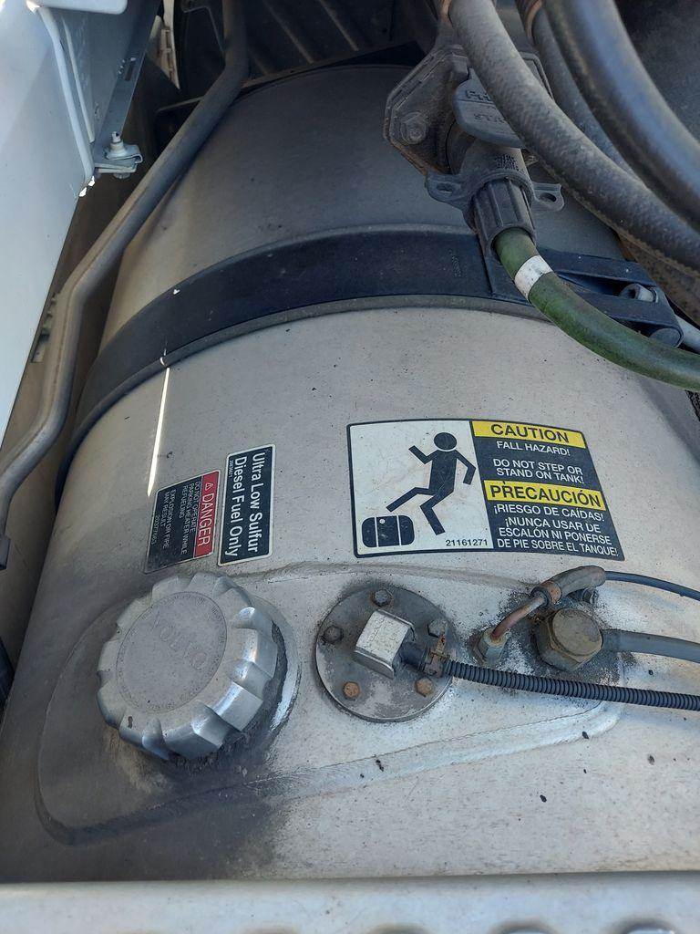 2016 Volvo VNL 20042018 Left Fuel Tank for a Volvo VNL For Sale