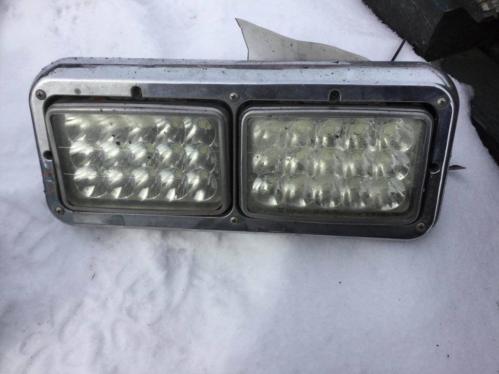 2014 Kenworth T800 Right Headlight Assembly for a Kenworth T800B For