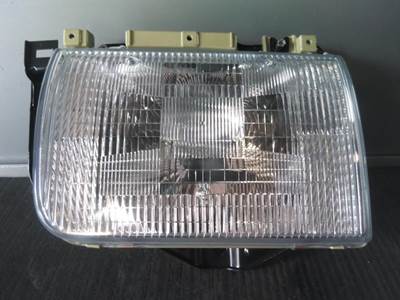 Nissan UD1800 Right Headlight Assembly for a Ud-Nissan UD1800