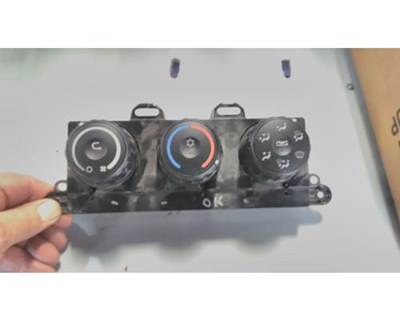 Freightliner Cascadia 3 Knob Climate Control Switch