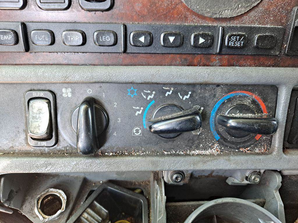 2002 Freightliner Century Class 120 Heater / AC Temp Control for a