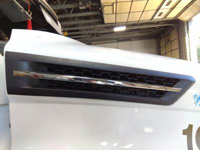 Freightliner Cascadia 126 Right Hood Side Vent
