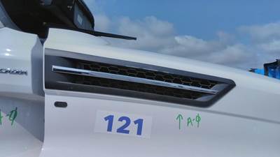 Freightliner Cascadia 126 Right Hood Side Vent