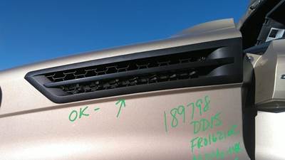Freightliner Cascadia 126 Left Hood Side Vent