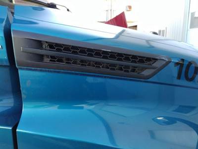 Freightliner Cascadia 126 Right Hood Side Vent
