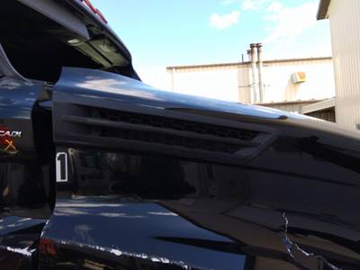 Freightliner Cascadia 126 Right Hood Side Vent