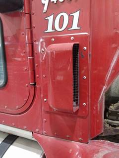 International 9400i Right Hood Side Vent