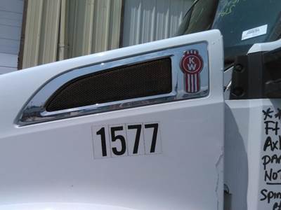 Kenworth T680 Left Hood Side Vent