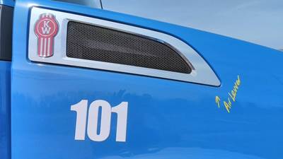 Kenworth T680 Right Hood Side Vent