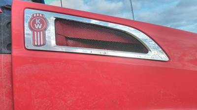 Kenworth T680 Right Hood Side Vent