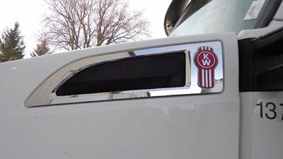 Kenworth T680 Left Hood Side Vent