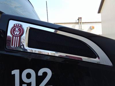 Kenworth T680 Right Hood Side Vent