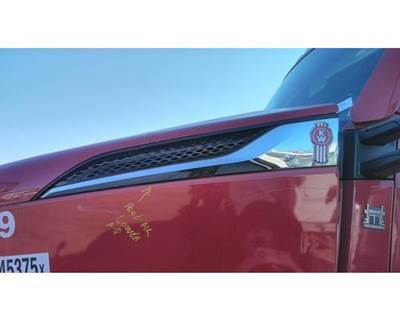 Kenworth T680 Left Hood Side Vent