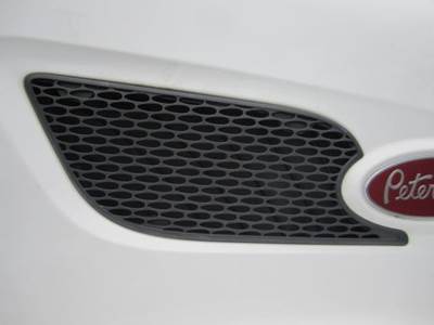 Peterbilt 579 Right Hood Side Vent