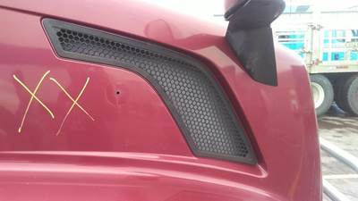 Volvo VNL Right Hood Side Vent